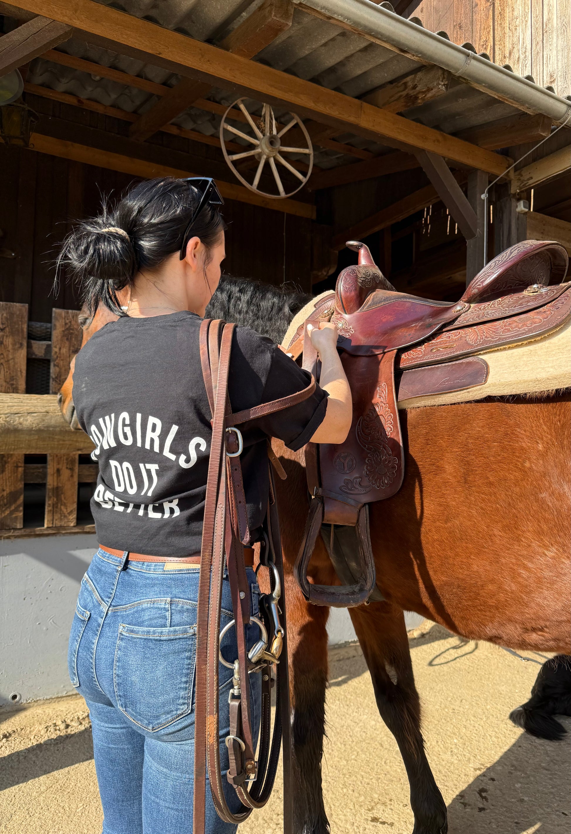 Cowgirls do it better Unisex Shirt